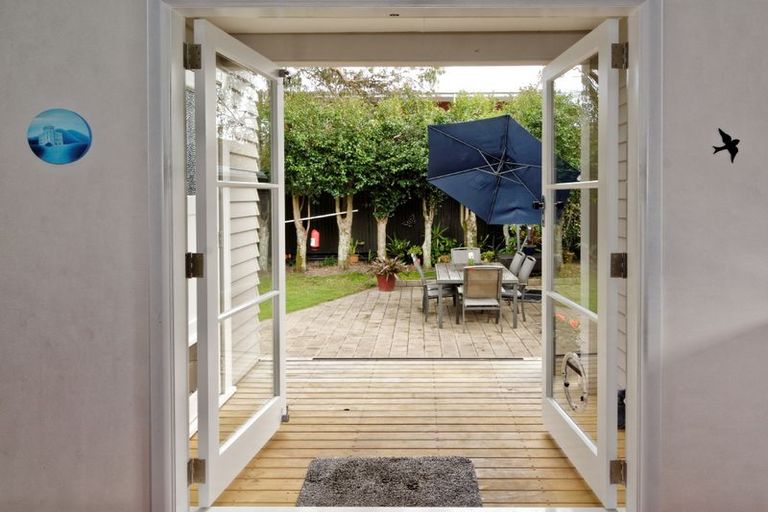 Photo of property in 7 Hinekohu Street, New Lynn, Auckland, 0600