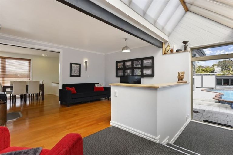 Photo of property in 43 Knightsbridge Drive, Forrest Hill, Auckland, 0620