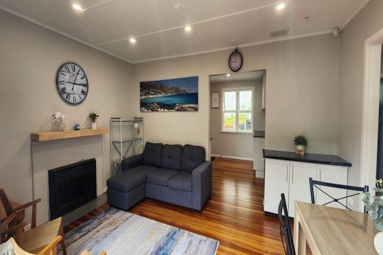 Photo of property in 11 Shackleton Grove, Stokes Valley, Lower Hutt, 5019