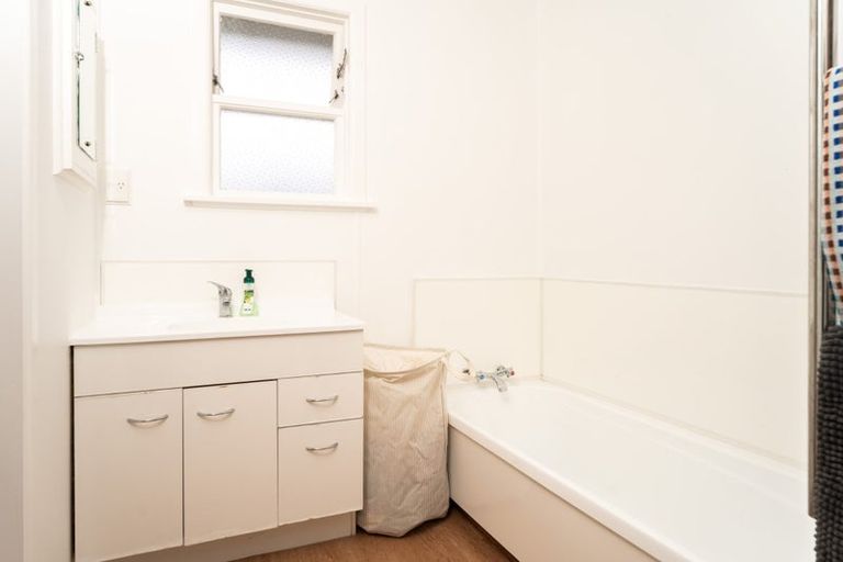 Photo of property in 33 Beazley Avenue, Paparangi, Wellington, 6037