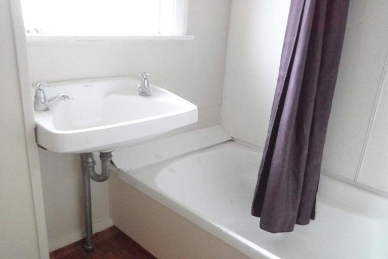 Photo of property in 6 Cook Street, Marfell, New Plymouth, 4310