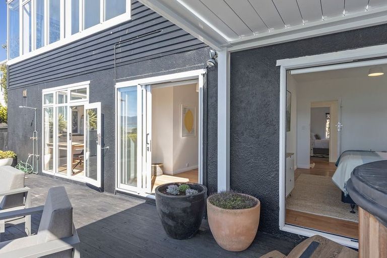 Photo of property in 277 Queens Drive, Lyall Bay, Wellington, 6022
