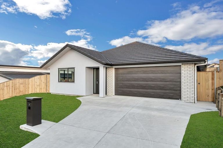 Photo of property in 8 Viv Green Place, Pokeno, 2402