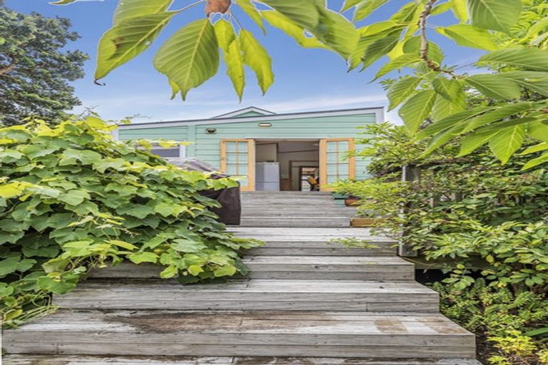 Photo of property in 13 Herald Terrace, Berhampore, Wellington, 6023