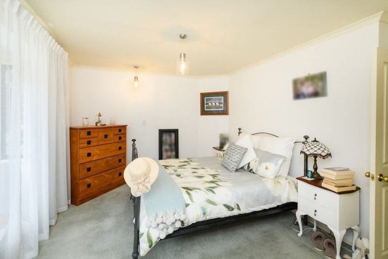 Photo of property in 18 Winston Avenue, Hokowhitu, Palmerston North, 4410