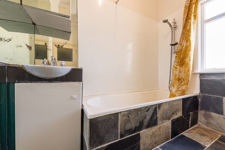 Photo of property in 2/2 Hawker Street, Mount Victoria, Wellington, 6011