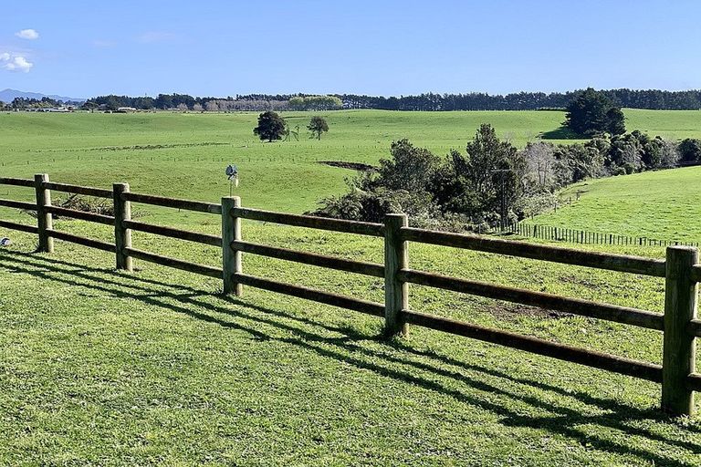 Photo of property in 124a Mountain Road, Sentry Hill, New Plymouth, 4373