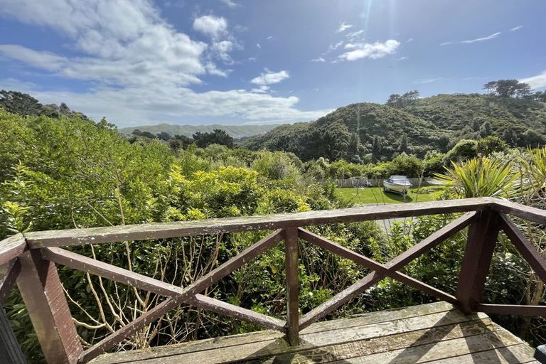 Photo of property in 8 Bushland Grove, Paparangi, Wellington, 6037