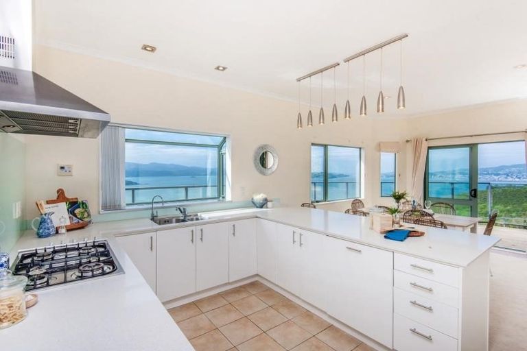 Photo of property in 22 Bennett Grove, Newlands, Wellington, 6037