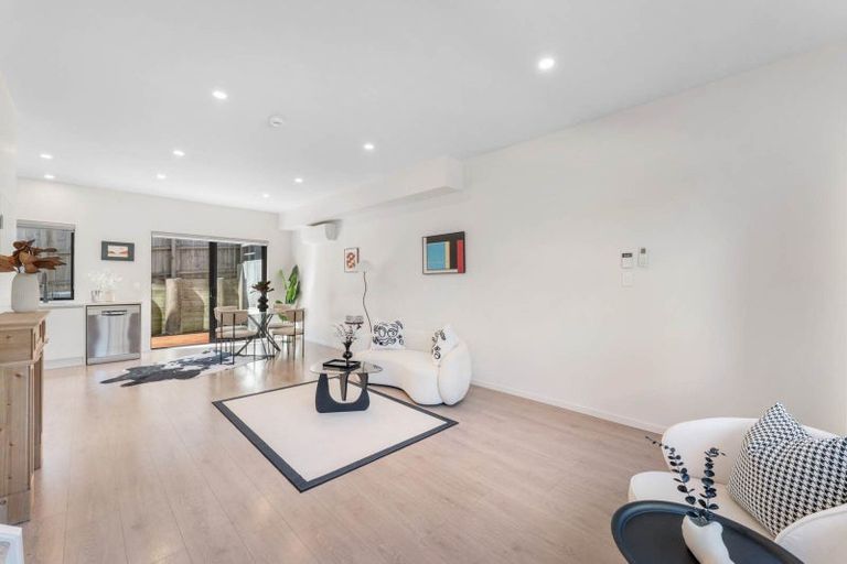 Photo of property in 4d Flaunty Place, West Harbour, Auckland, 0618