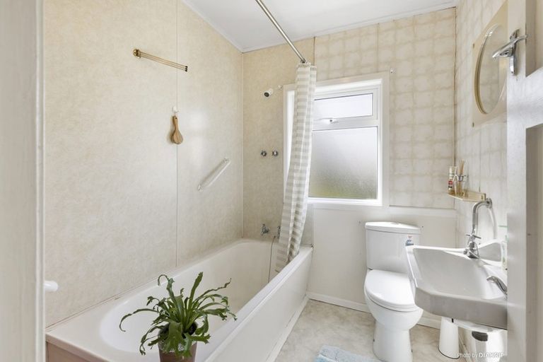 Photo of property in 15 Naughton Terrace, Kilbirnie, Wellington, 6022