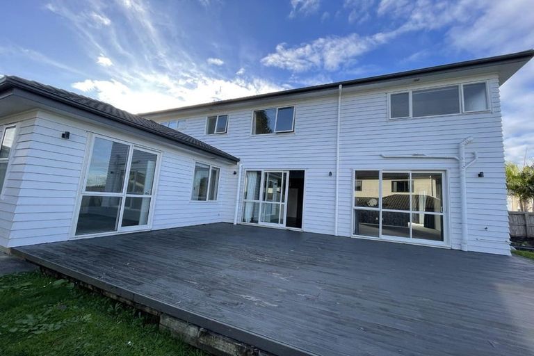 Photo of property in 106 Lake Panorama Drive, Henderson Valley, Auckland, 0612