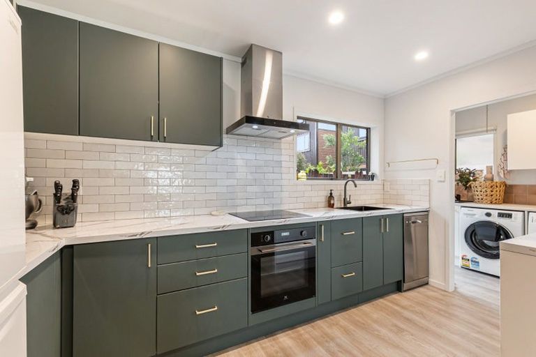 Photo of property in 37 Centreway Road, Orewa, 0931