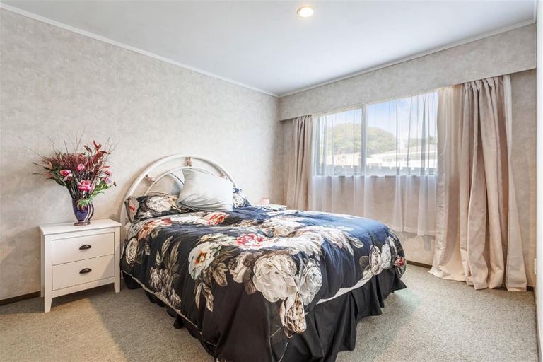 Photo of property in 13 Surf Road, Stanmore Bay, Whangaparaoa, 0932