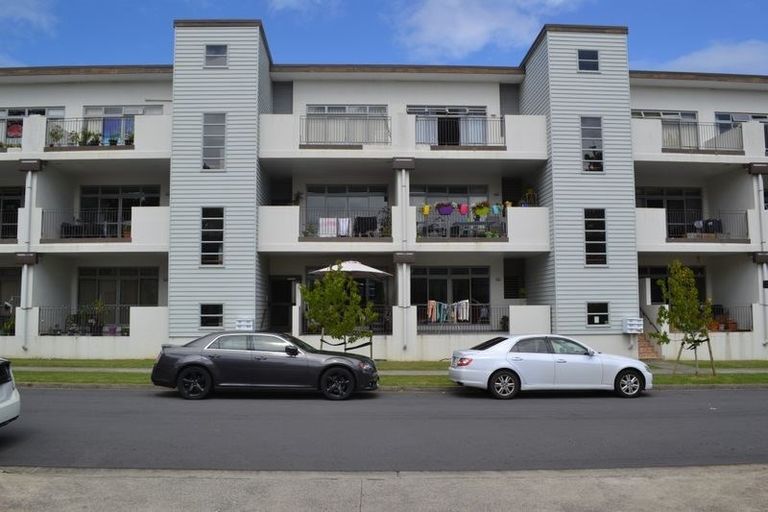 Photo of property in 10/11 Carlos Drive, Flat Bush, Auckland, 2016