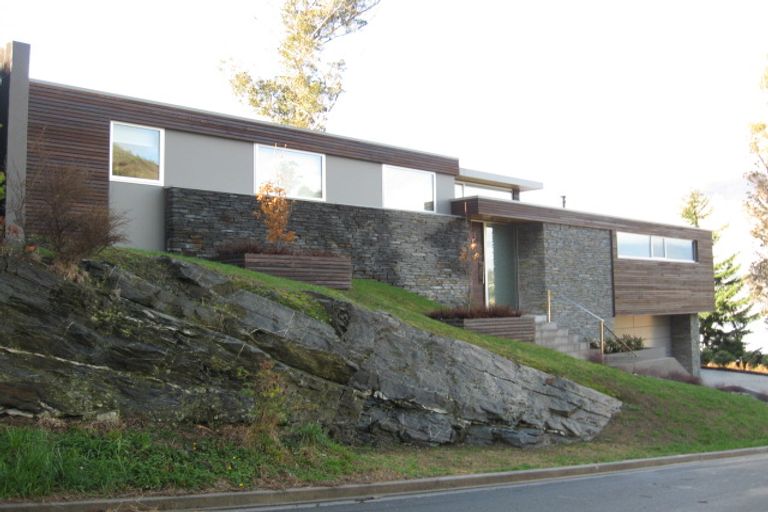 Photo of property in 9 Whitbourn Place, Fernhill, Queenstown, 9300