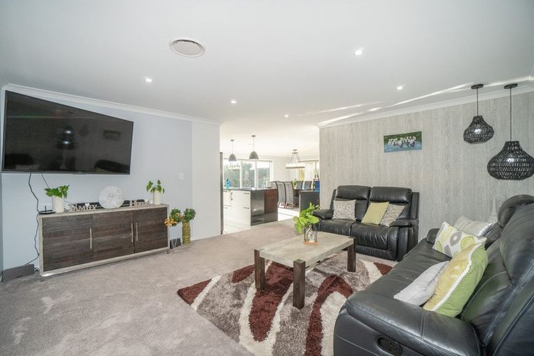 Photo of property in 2 Tutakarae Road, Kelvin Grove, Palmerston North, 4470