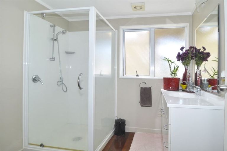 Photo of property in 2a Bamboo Grove, Kelston, Auckland, 0602