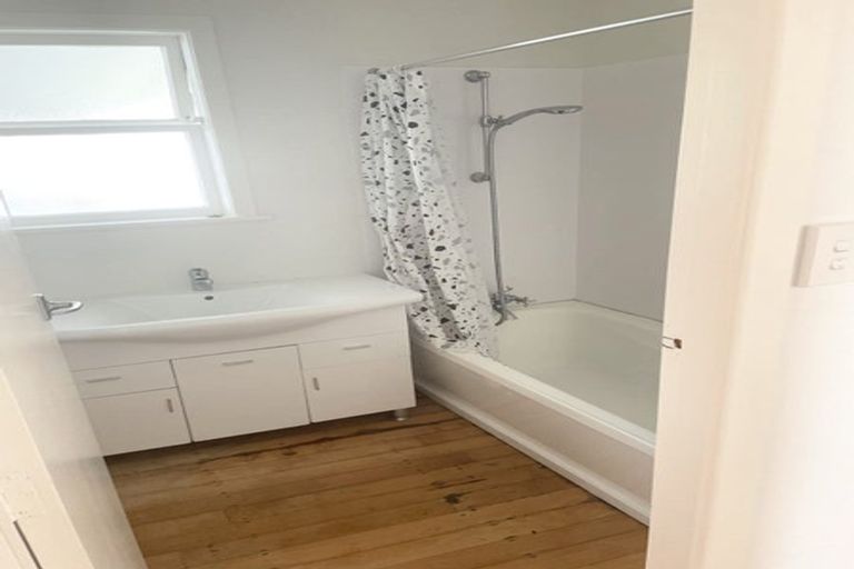 Photo of property in 7 Edgerton Road, Te Atatu Peninsula, Auckland, 0610