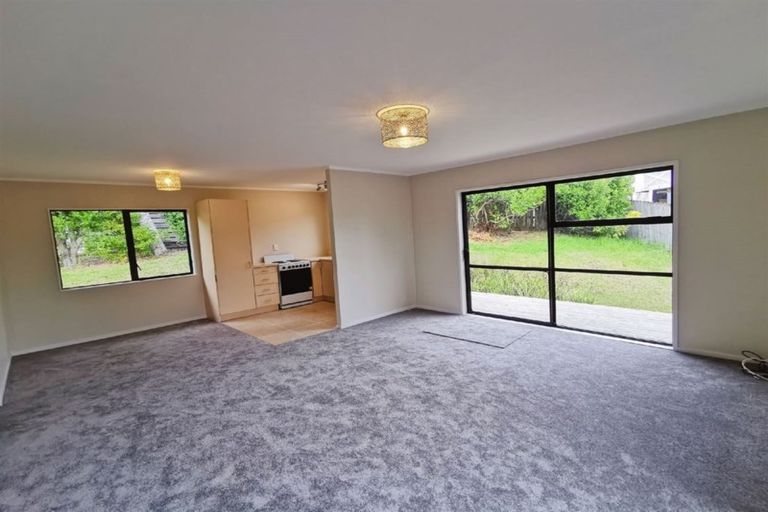 Photo of property in 2/13 Helicon Place, Totara Vale, Auckland, 0629