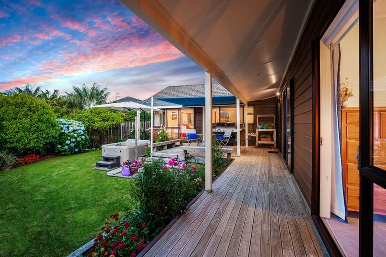 Photo of property in 27 Glucina Avenue, West Harbour, Auckland, 0618