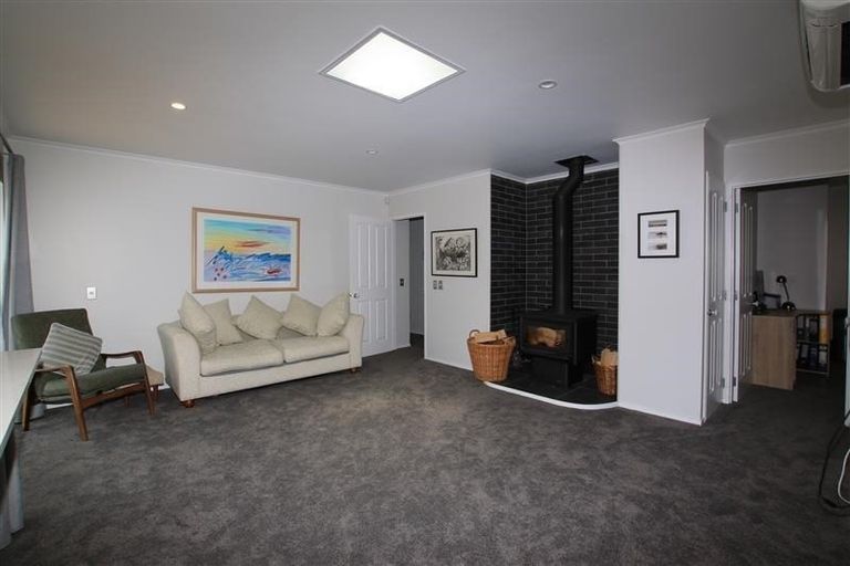 Photo of property in 10 Woodfern Crescent, Titirangi, Auckland, 0604