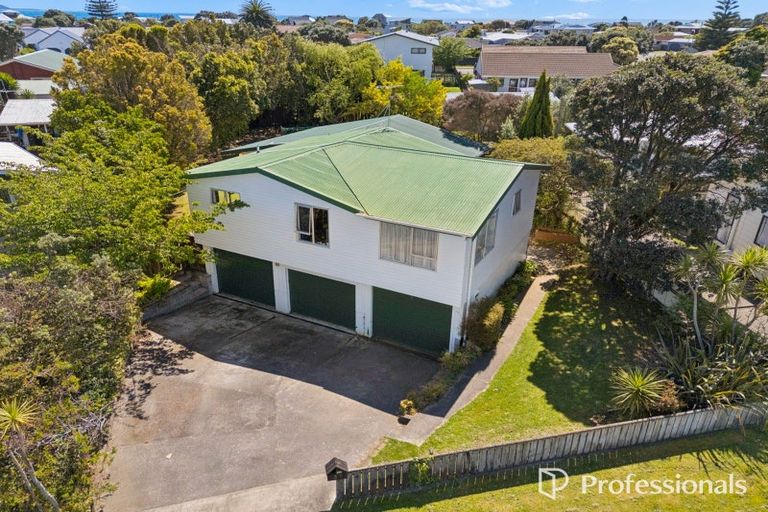 Photo of property in 37 Te Kupe Road, Paraparaumu Beach, Paraparaumu, 5032
