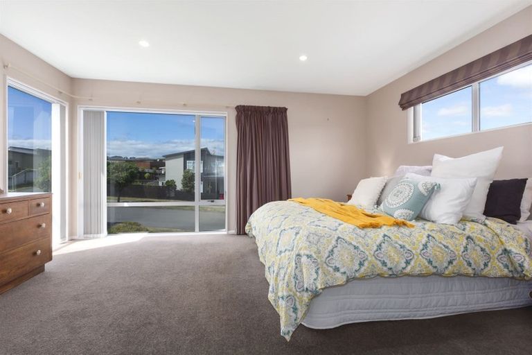 Photo of property in 6 Sumner Terrace, Aotea, Porirua, 5024