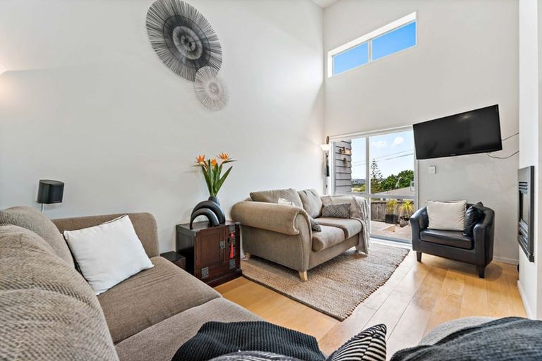 Photo of property in 34 Sunnyhaven Avenue, Beach Haven, Auckland, 0626