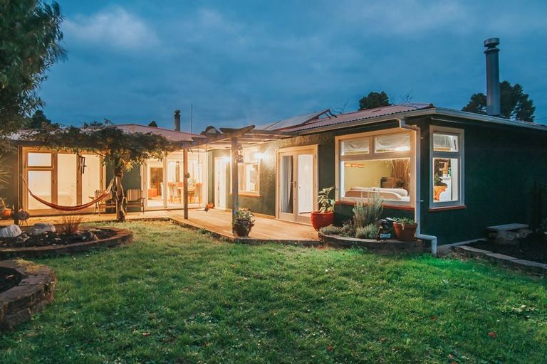 Photo of property in 98 Kauri Point Road, Laingholm, Auckland, 0604