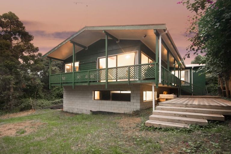 Photo of property in 98 Kauri Point Road, Laingholm, Auckland, 0604