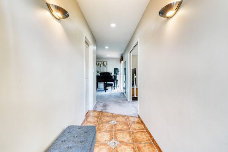 Photo of property in 76 Lothian Brae, Wattle Downs, Auckland, 2103