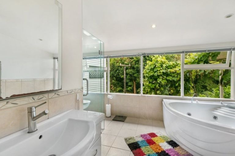 Photo of property in 207 Woodlands Park Road, Titirangi, Auckland, 0604