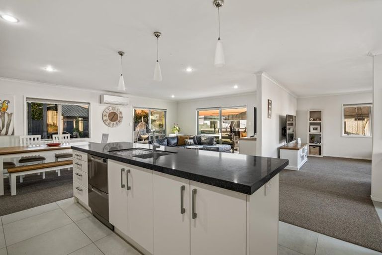 Photo of property in 16 Aporo Drive, Kumeu, 0810