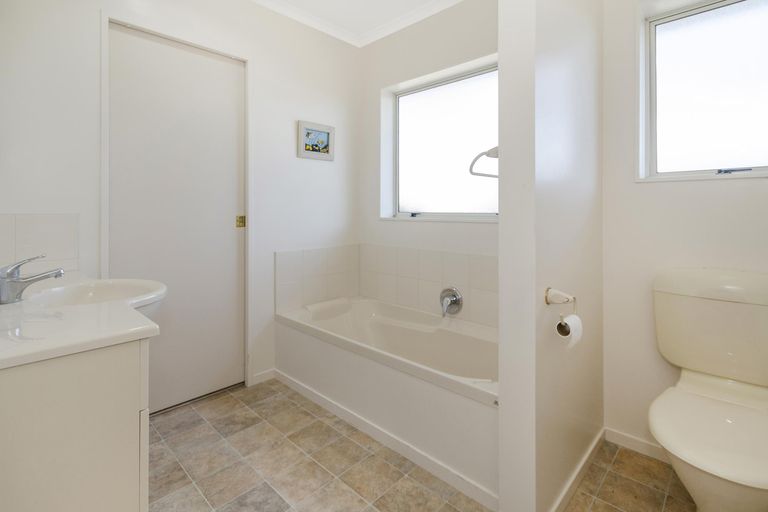 Photo of property in 24 Brookesmith Drive, Waiuku, 2123