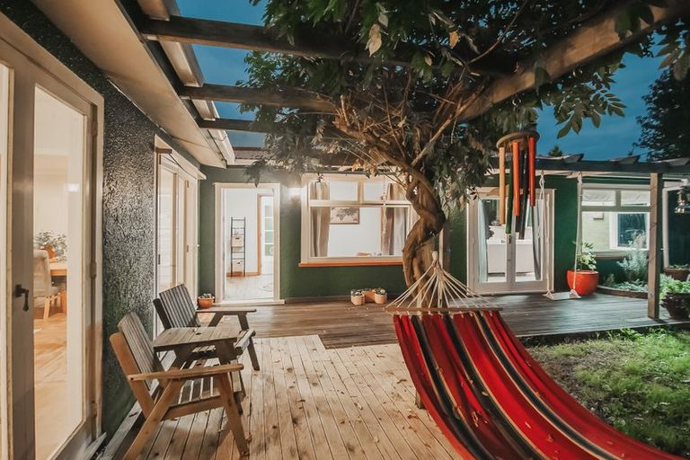 Photo of property in 98 Kauri Point Road, Laingholm, Auckland, 0604