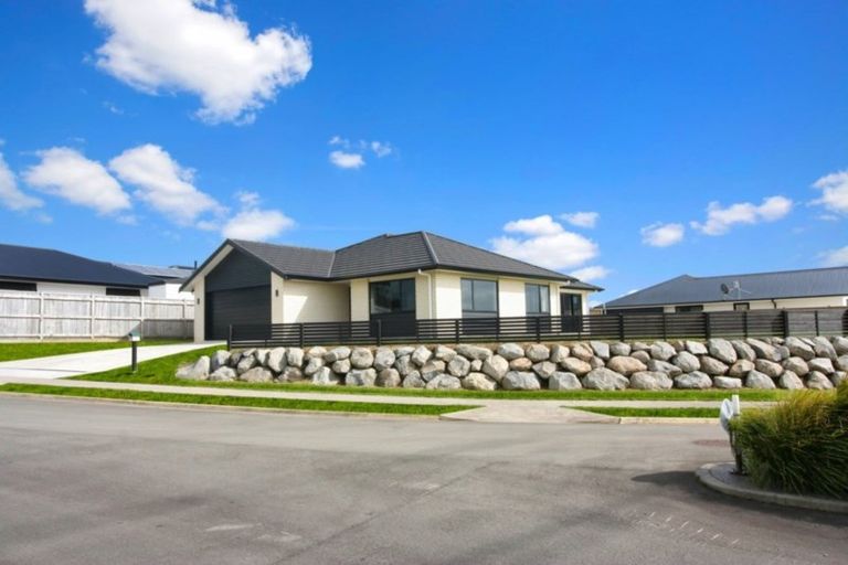 Photo of property in 2 Ongarui Close, Whalers Gate, New Plymouth, 4310