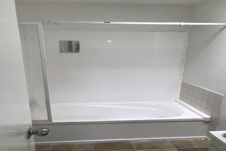 Photo of property in 4/35 Fields Parade, Oteha, Auckland, 0632