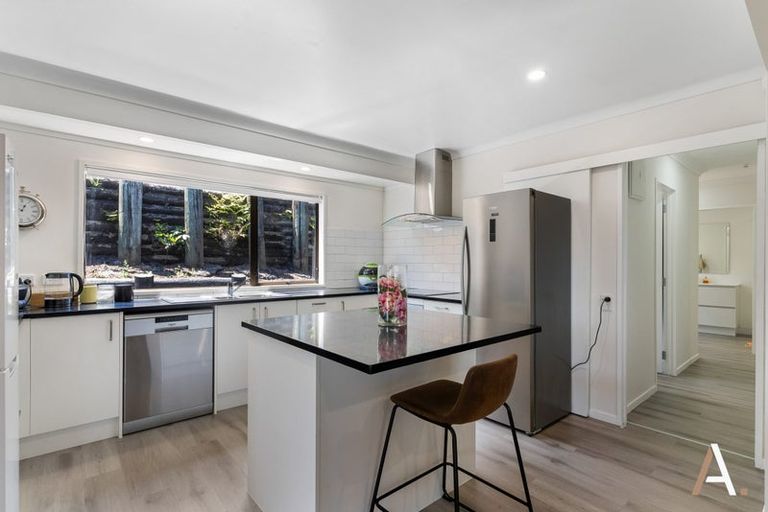 Photo of property in 4 Kingsclere Place, Goodwood Heights, Auckland, 2105