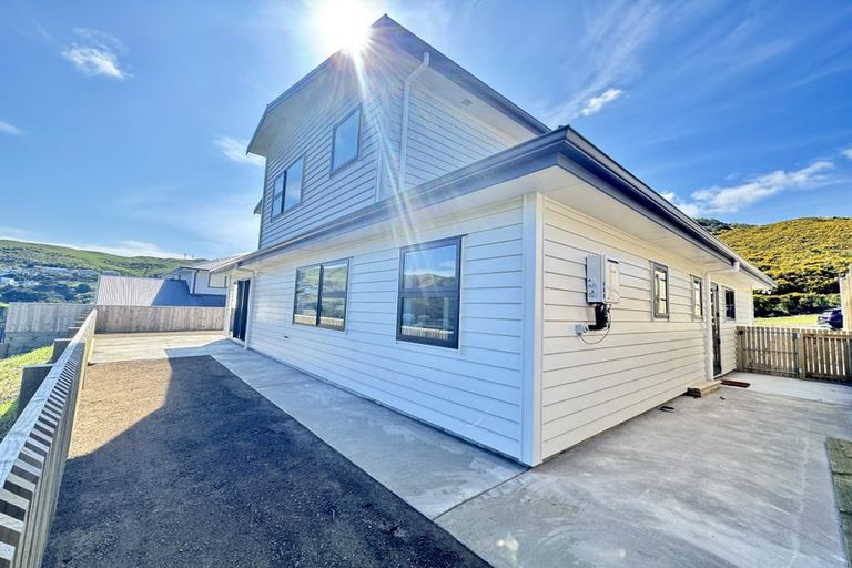 Photo of property in 50 Farnworth Terrace, Glenside, Wellington, 6037