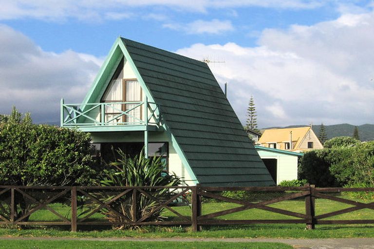 Photo of property in 142 Tutere Street, Waikanae Beach, Waikanae, 5036