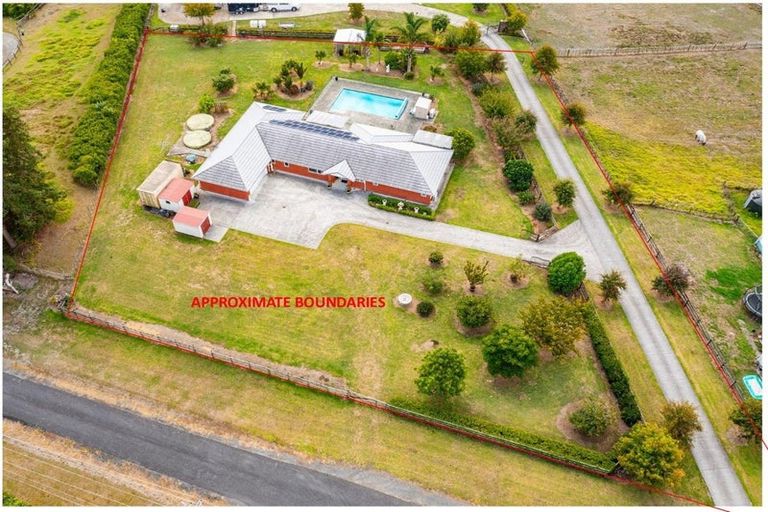 Photo of property in 42 Farrand Road, Kumeu, 0891