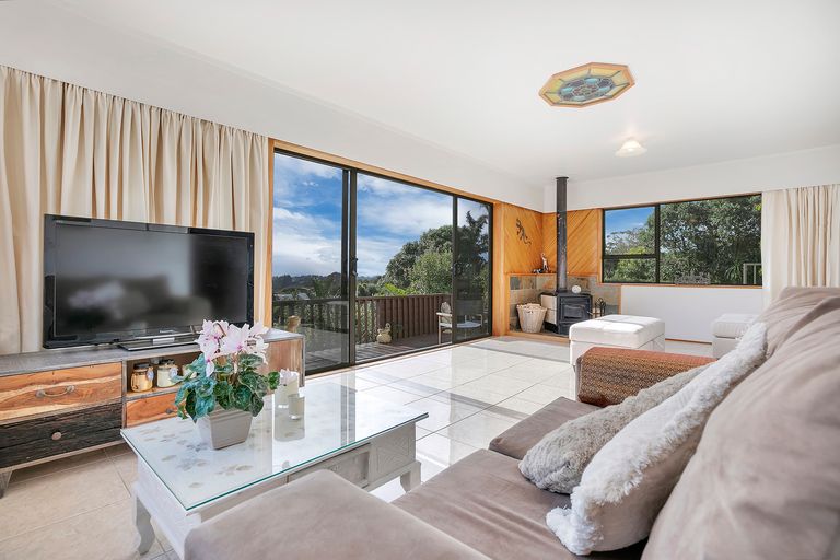 Photo of property in 1069 Scenic Drive North, Swanson, Auckland, 0816