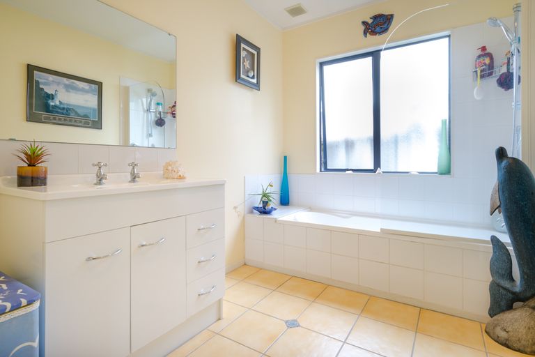 Photo of property in 46 Zefiro Drive, Massey, Auckland, 0614