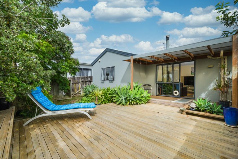 Photo of property in 46 Zefiro Drive, Massey, Auckland, 0614
