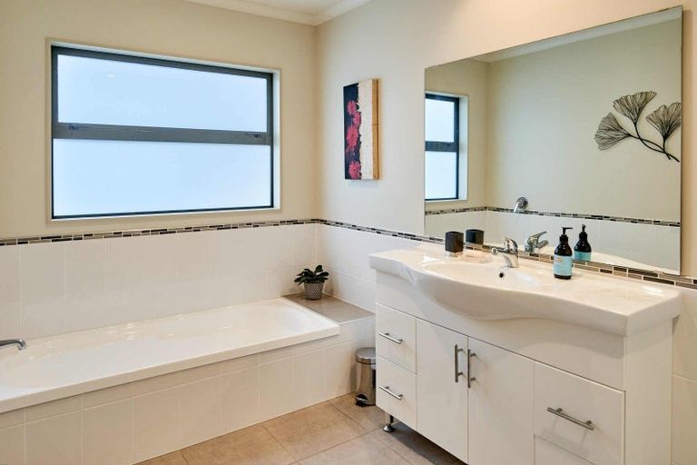 Photo of property in 32 Aspiring Terrace, Aotea, Porirua, 5024