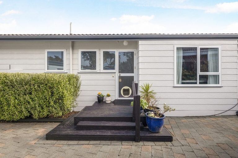 Photo of property in 35 Guadeloupe Crescent, Grenada Village, Wellington, 6037