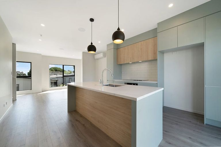 Photo of property in 4/107 Hobsonville Road, West Harbour, Auckland, 0618