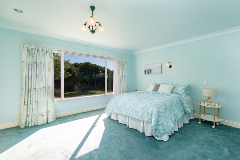 Photo of property in 22 Ara Kuaka, Waikanae Beach, Waikanae, 5036