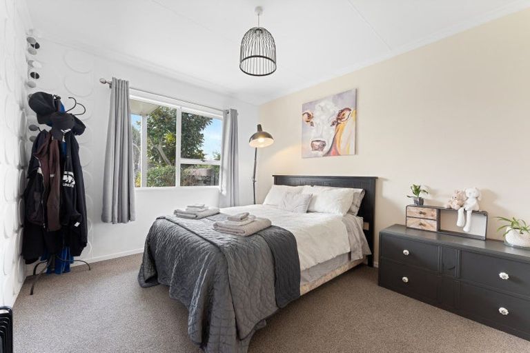 Photo of property in 19 Hillcrest Drive, Kelvin Grove, Palmerston North, 4414